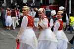 Atmosfera festiwalu folklorystycznego na ulicach Gjirokastёr