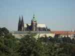 Praga - katedra widziana z wagonu kolejki liniowej (Czechy)