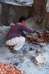 Wypalanie gliny na Pottery Square, Bhaktapur (Nepal)