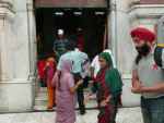 Sikhowie przed gurudwarą