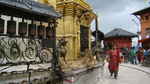 Kapliczka wotywna i młynki modlitewne, Katmandu (Nepal)