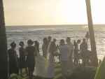 Jedna z wielu par biorąca ślub w romantycznej scenerii Hawajów