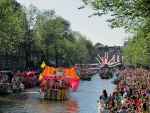 Parada na kanałach w Amsterdamie