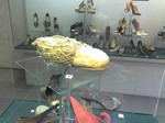 Replika buta Ötziego, czyli „człowieka lodu” w Muzeum obuwia w Zlinie